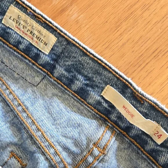 Levi’s Wedgie Straight Jeans | Size 24 | Raw Hem High Rise Vintage Wash - Picture 2 of 9